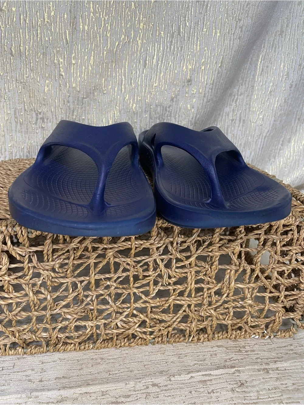 Oofos Women’s Navy Recovery Flip Flops Sz 11 Mint